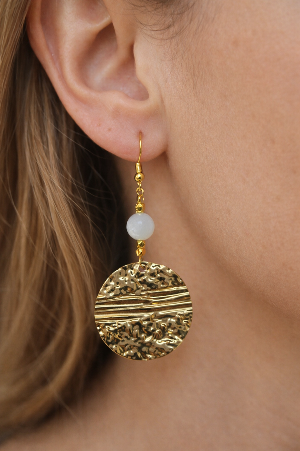 Boucles d’oreilles pendantes dorées – Jade vert en pierres naturelles 8 mm