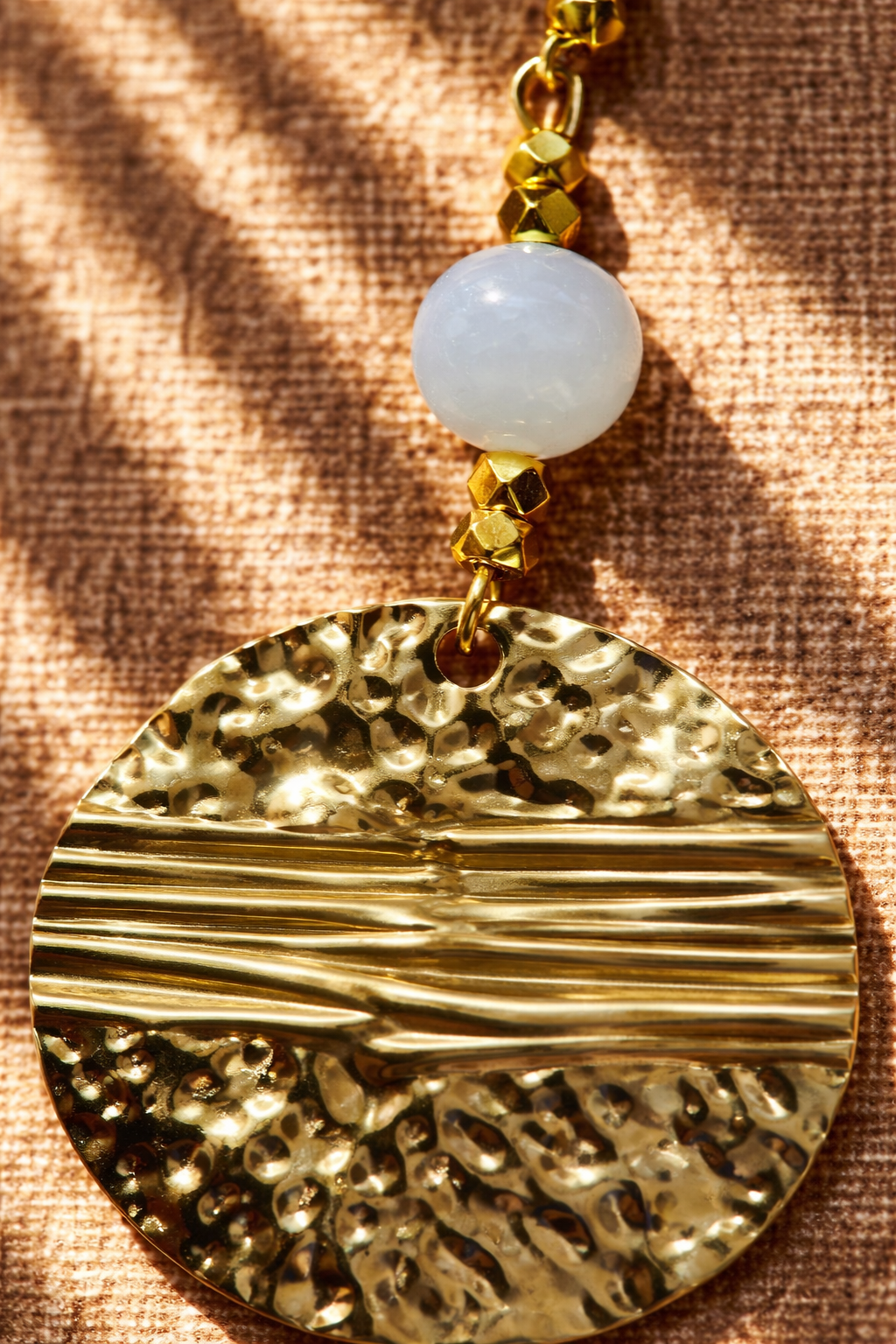 Boucles d’oreilles pendantes dorées – Jade vert en pierres naturelles 8 mm